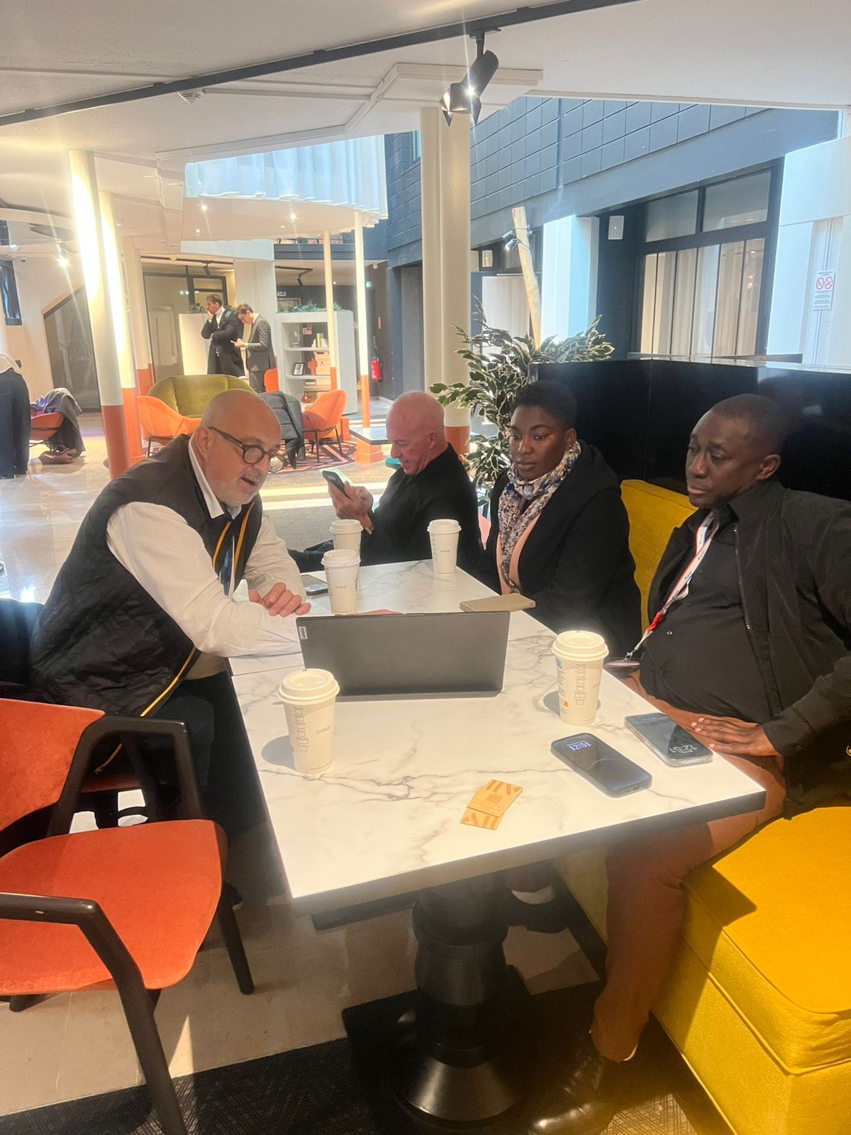 Réunion de travail concernant les solutions pour l'eau potable à Grand-Santi